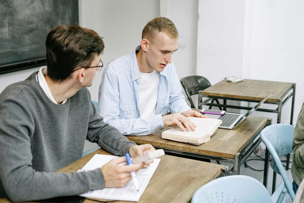 Die Berufsschule vermittelt die fachliche Struktur für die Arbeit im Notariat.