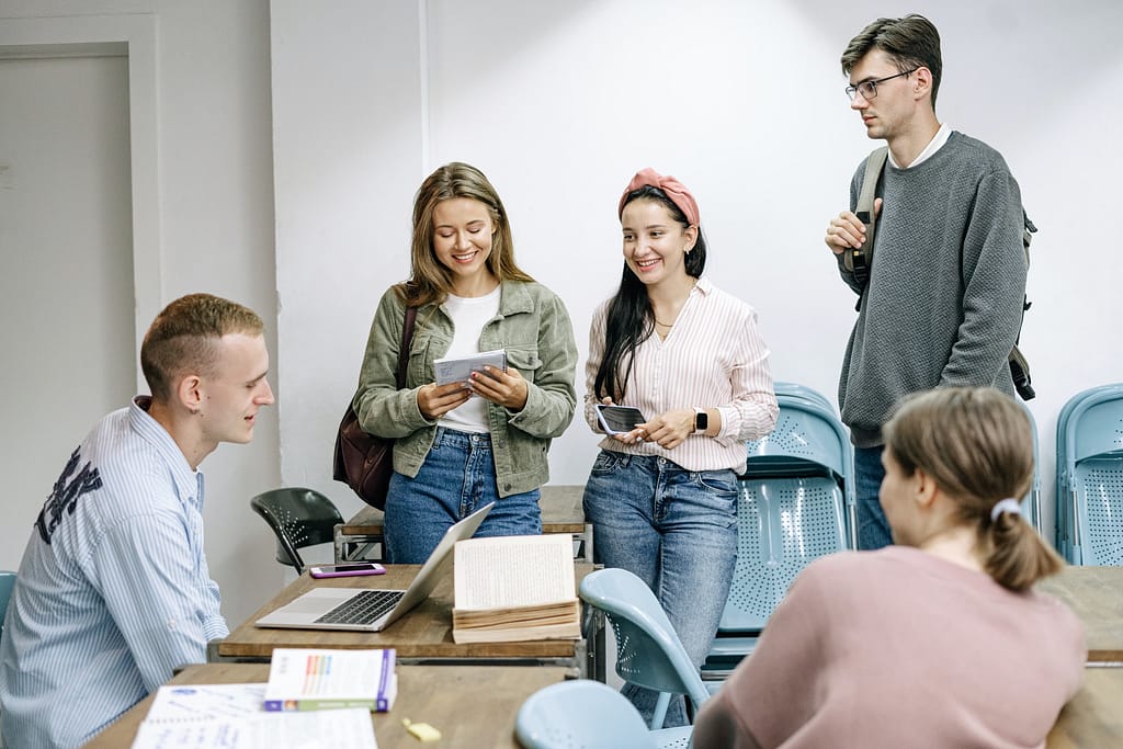 Studierende unterhalten sich über die Finanzierung des Studiums.