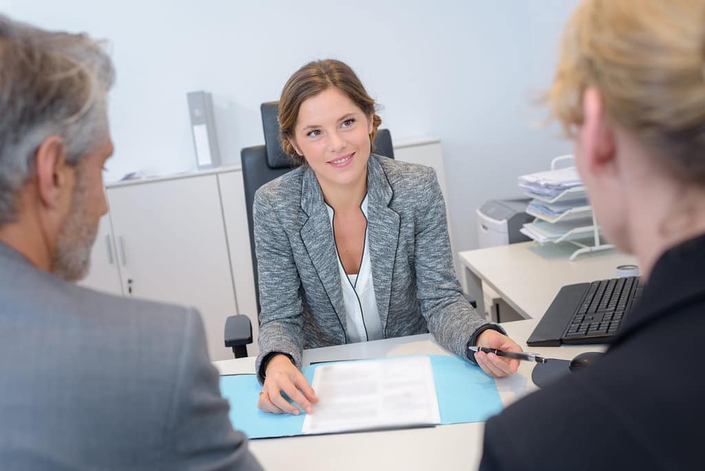 Anwältin berät ihre Mandanten.