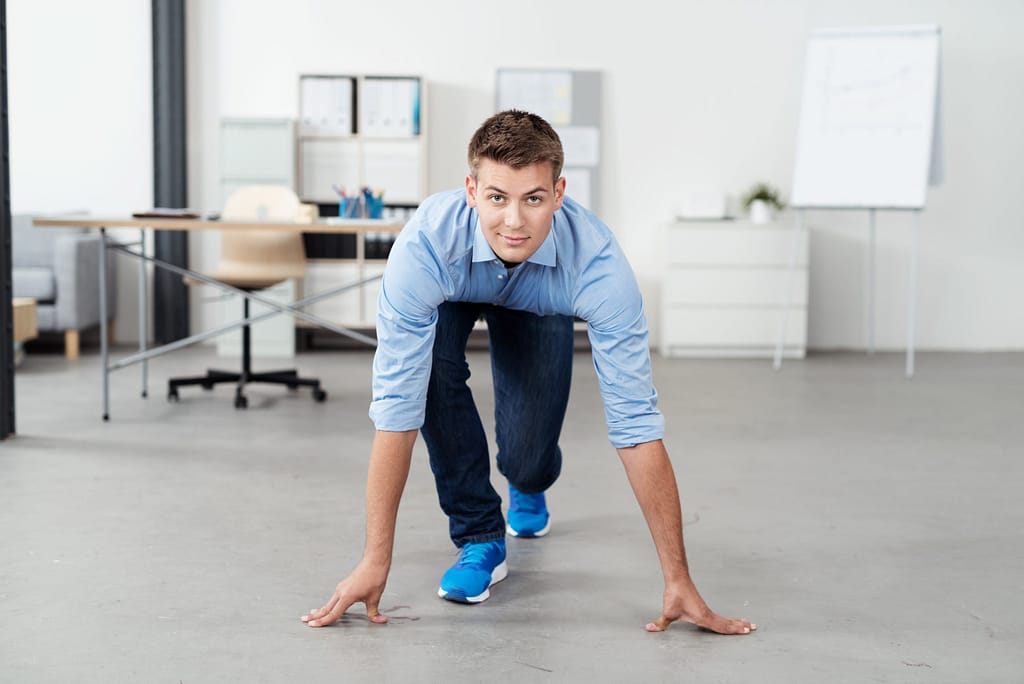 junger geschäftsmann in start-positition