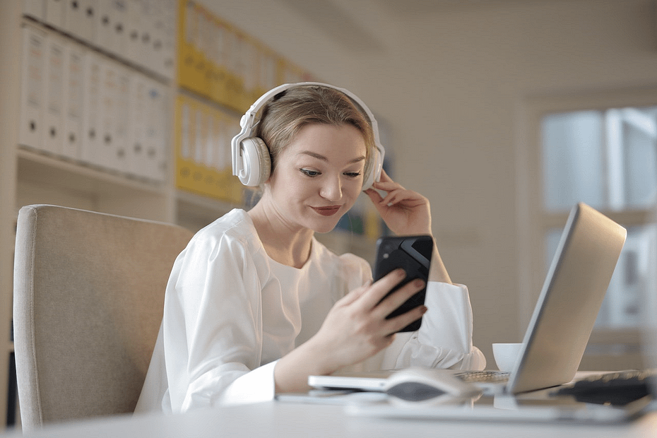 Frau nutzt digitale Geräte